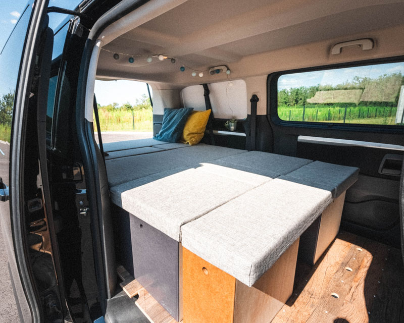 Peugeot Expert 2 mit gro&szlig;z&uuml;gigem Bett f&uuml;r zwei Personen