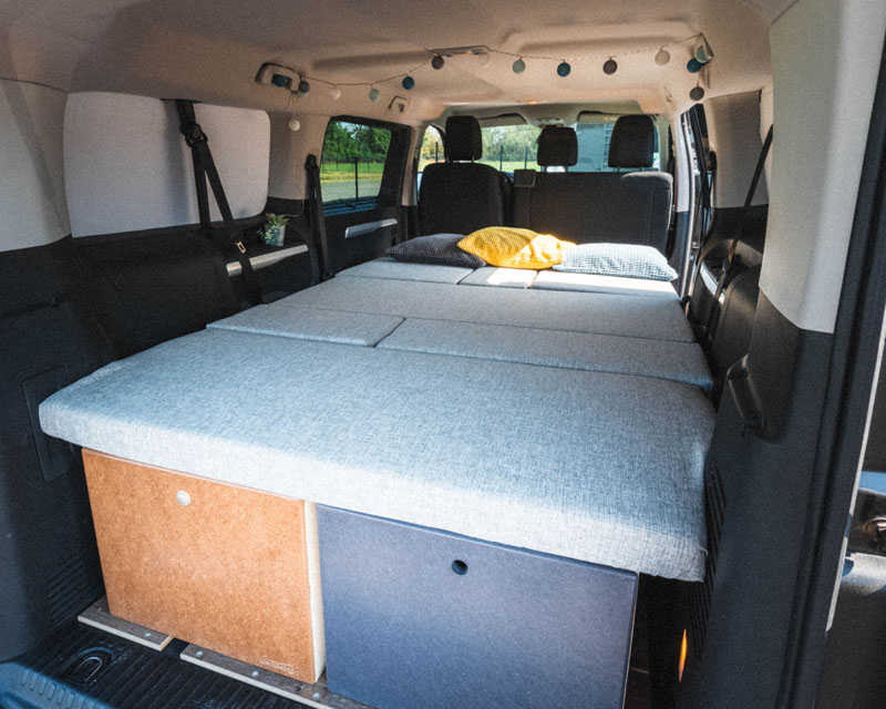 Ger&auml;umiges Bett in einem umgebauten Peugeot Expert 2