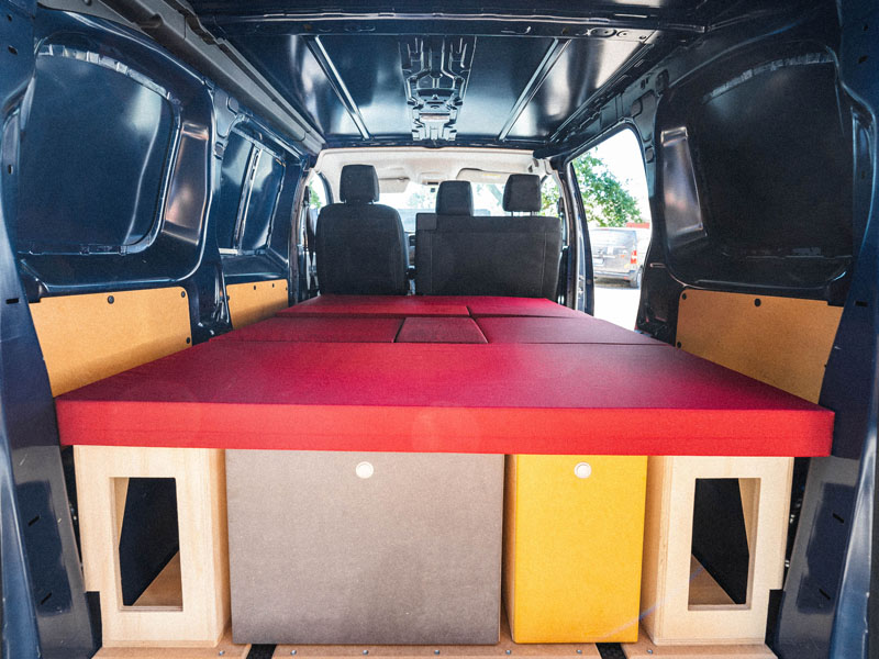 Doppelbett in einem umgebauten Peugeot Expert 2