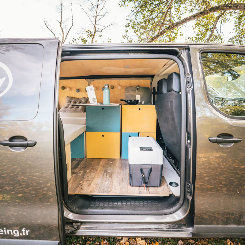 K&uuml;hlbox, die als Sitzgelegenheit in diesem umgebauten Peugeot Van dienen kann