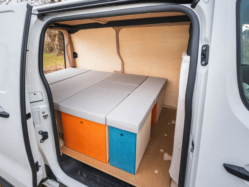 Ger&auml;umiges Bett in einem Peugeot Expert, umgebaut zum Van