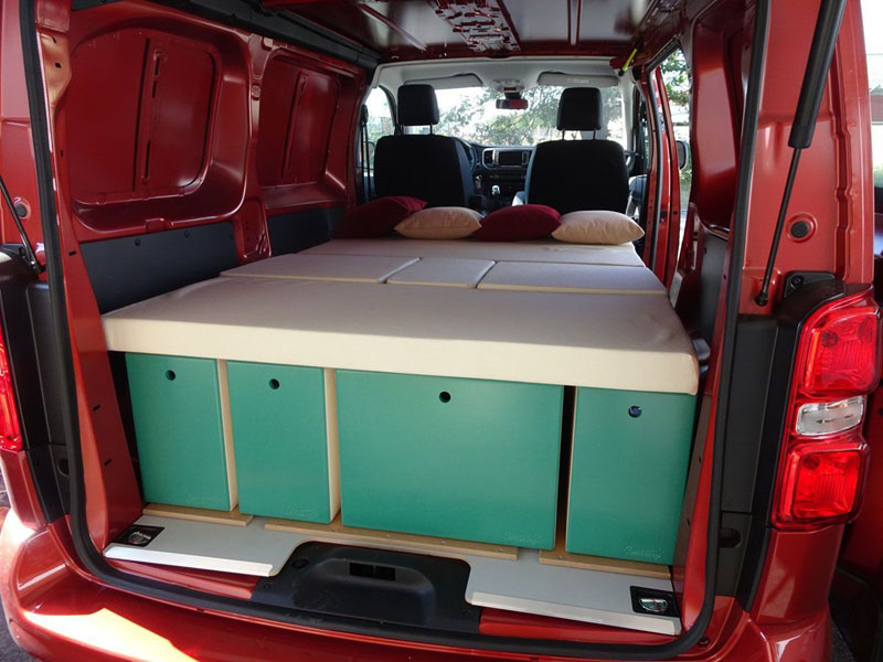 Innenansicht eines Peugeot Expert mit Bett