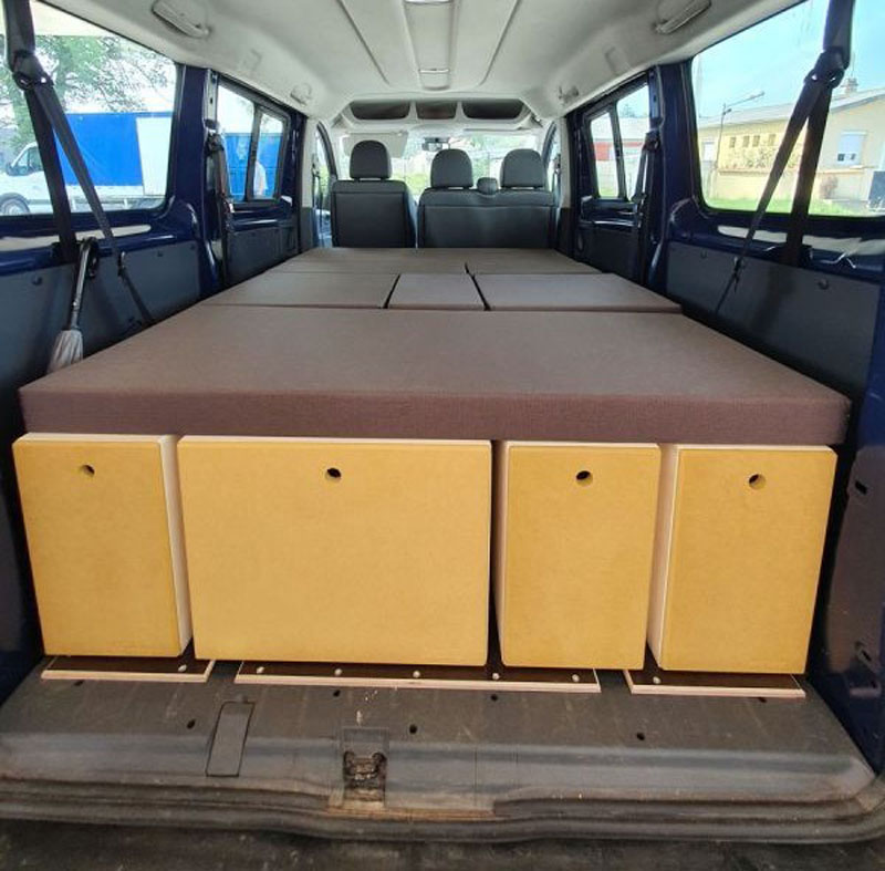 Bequeme Schlafgelegenheit in einem umgebauten Peugeot Expert Van